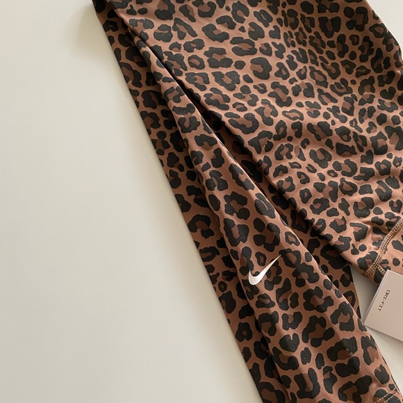 ❌SOLD Nike One Leopard Leggings - Picture 5 of 7